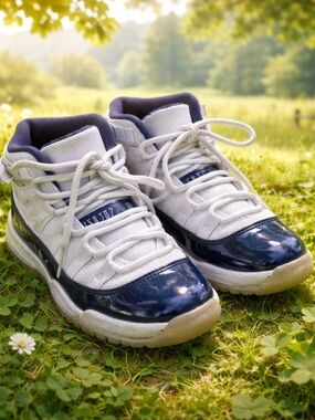 Jordan Kids White and Navy Retro Sneakers Size 11C